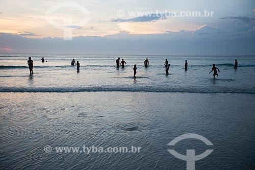  Subject: Bathers - Grande Beach (Big Beach) during sunset / Place: Arraial do Cabo city - Rio de Janeiro state (RJ) - Brazil / Date: 12/2013 