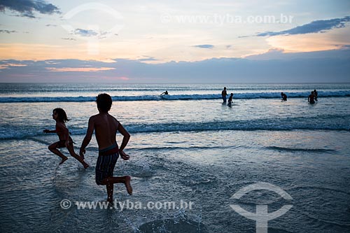  Subject: Bathers - Grande Beach (Big Beach) during sunset / Place: Arraial do Cabo city - Rio de Janeiro state (RJ) - Brazil / Date: 12/2013 