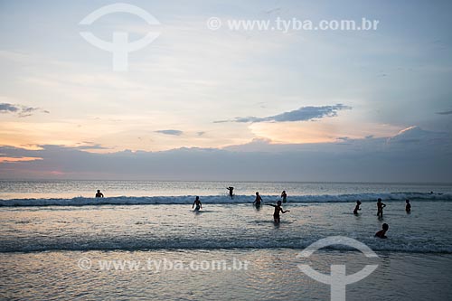  Subject: Bathers - Grande Beach (Big Beach) during sunset / Place: Arraial do Cabo city - Rio de Janeiro state (RJ) - Brazil / Date: 12/2013 