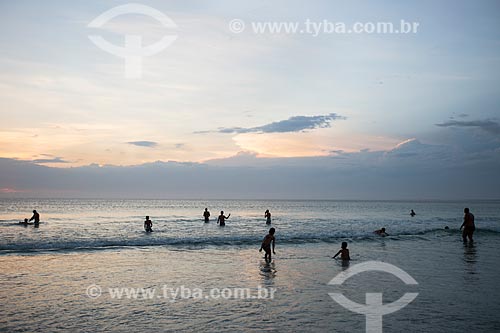  Subject: Bathers - Grande Beach (Big Beach) during sunset / Place: Arraial do Cabo city - Rio de Janeiro state (RJ) - Brazil / Date: 12/2013 