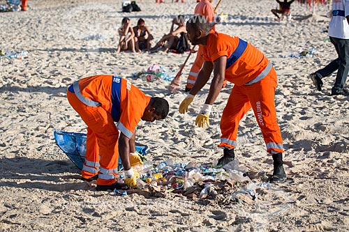  Street sweepers clearing the sands of Ipanema Beach after the new year  - Rio de Janeiro city - Rio de Janeiro state (RJ) - Brazil