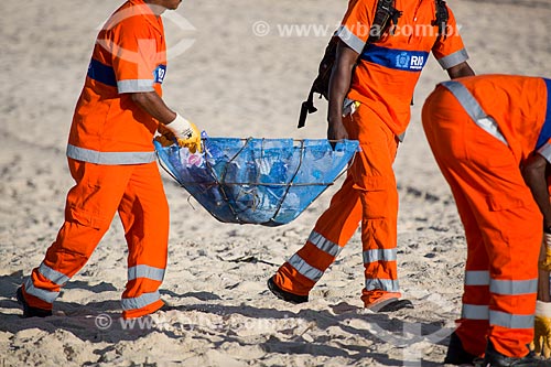  Street sweepers clearing the sands of Ipanema Beach after the new year  - Rio de Janeiro city - Rio de Janeiro state (RJ) - Brazil