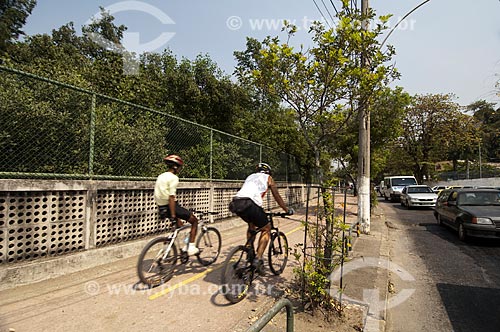  Subject: Cyclists pedaling the Road Rio Jequia in Cacuia / Place: Ilha do Governador neighborhood - Rio de Janeiro city - Rio de Janeiro state (RJ) - Brazil / Date: 09/2010 