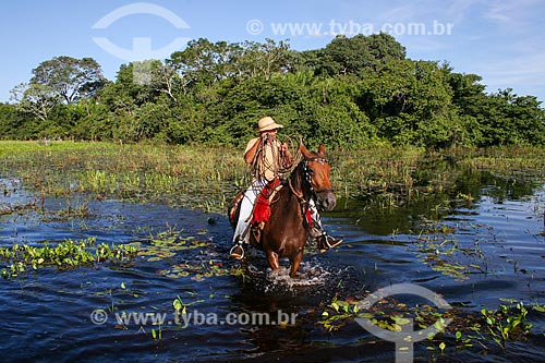  Subject: Cowboy crossing flooded area - Pantanal Matogrossense / Place: Mato Grosso do Sul state (MS) - Brazil / Date: 04/2008 