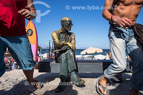  Subject: Turists near to statue of poet Carlos Drummond de Andrade on Post 6 / Place: Copacabana neighborhood - Rio de Janeiro city - Rio de Janeiro state (RJ) - Brazil / Date: 02/2014 