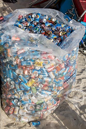  Subject: Bag of aluminum cans / Place: Rio de Janeiro city - Rio de Janeiro state (RJ) - Brazil / Date: 02/2014 