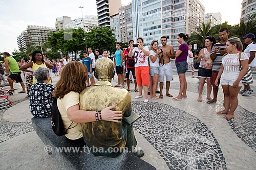  Subject: Tourists photograph beside the statue the statue of poet Carlos Drummond de Andrade on Post 6 / Place: Copacabana neighborhood - Rio de Janeiro city - Rio de Janeiro state (RJ) - Brazil / Date: 01/2014 