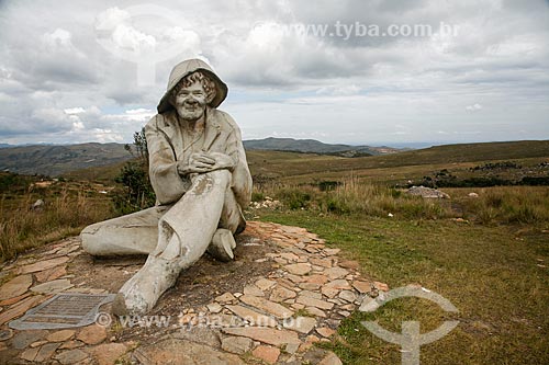  Subject: Juquinha Statue (1987) - tribute to old resident who sold and distributed flowers to residents and visitors / Place: Santana do Riacho city - Minas Gerais state (MG) - Brazil / Date: 06/2009 