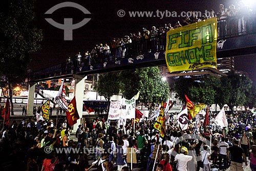  Subject: Teachers and black blocs during a demonstration against the World Cup / Place: City center neighborhood - Rio de Janeiro city - Rio de Janeiro state (RJ) - Brazil / Date: 05/2014 