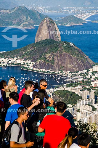  Subject: Tourists at Christ the Redeemer (1931) with the Sugar Loaf in the background / Place: Rio de Janeiro city - Rio de Janeiro state (RJ) - Brazil / Date: 03/2014 