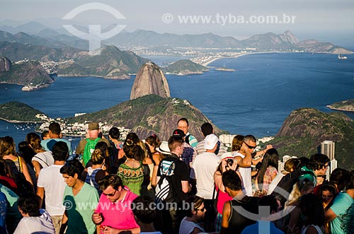  Subject: Tourists at Christ the Redeemer (1931) with the Sugar Loaf in the background / Place: Rio de Janeiro city - Rio de Janeiro state (RJ) - Brazil / Date: 03/2014 