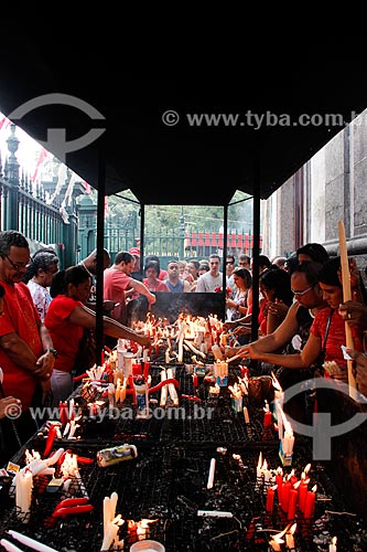 Subject: Devouts lighting candle on Sao Jorge Day - Sao Jorge Church / Place: City center neighborhood - Rio de Janeiro city - Rio de Janeiro state (RJ) - Brazil / Date: 04/2014 