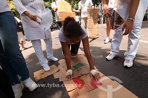  Subject: Woman paying promise in Cirio de Nazare Procession / Place: Belem city - Para state (PA) - Brazil / Date: 10/2010 