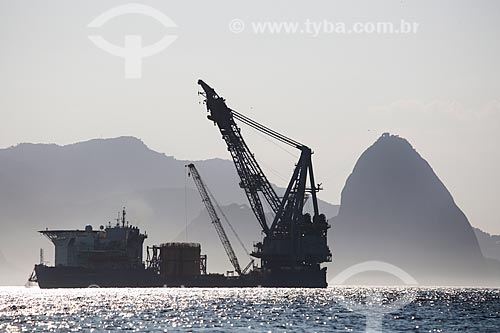  Subject: Crane ship with the Sugar Loaf in the background viewed from Niteroi city / Place: Rio de Janeiro city - Rio de Janeiro state (RJ) - Brazil / Date: 03/2014 
