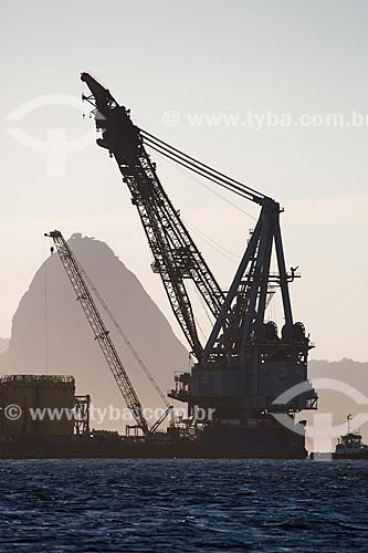  Subject: Crane ship with the Sugar Loaf in the background viewed from Niteroi city / Place: Rio de Janeiro city - Rio de Janeiro state (RJ) - Brazil / Date: 03/2014 