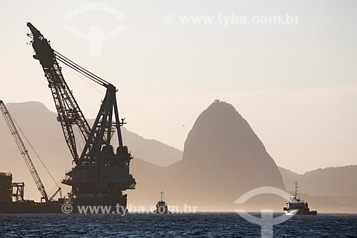  Subject: Crane ship with the Sugar Loaf in the background viewed from Niteroi city / Place: Rio de Janeiro city - Rio de Janeiro state (RJ) - Brazil / Date: 03/2014 