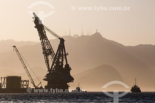  Subject: Crane ship with Christ the Redeemer (1931) in the background viewed from Niteroi city / Place: Rio de Janeiro city - Rio de Janeiro state (RJ) - Brazil / Date: 03/2014 