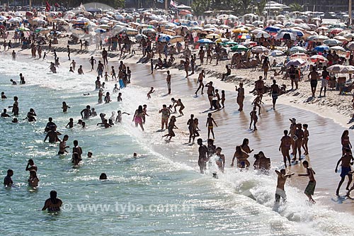  Subject: Peoples taking sea bath - Leme Beach / Place: Leme neighborhood - Rio de Janeiro city - Rio de Janeiro state (RJ) - Brazil / Date: 03/2014 