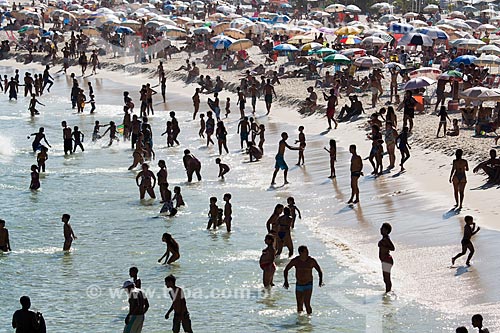  Subject: Peoples taking sea bath - Leme Beach / Place: Leme neighborhood - Rio de Janeiro city - Rio de Janeiro state (RJ) - Brazil / Date: 03/2014 