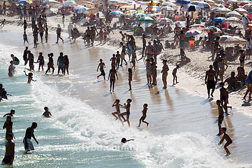  Subject: Peoples taking sea bath - Leme Beach / Place: Leme neighborhood - Rio de Janeiro city - Rio de Janeiro state (RJ) - Brazil / Date: 03/2014 