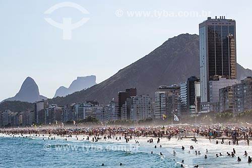  Subject: Copacabana Beach viewed from Leme Beach with the Morro Dois Irmaos (Two Brothers Mountain) and Rock of Gavea in the background / Place: Copacabana neighborhood - Rio de Janeiro city - Rio de Janeiro state (RJ) - Brazil / Date: 03/2014 