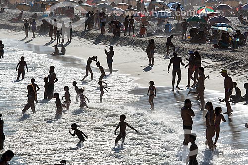  Subject: Peoples taking sea bath - Leme Beach / Place: Leme neighborhood - Rio de Janeiro city - Rio de Janeiro state (RJ) - Brazil / Date: 03/2014 