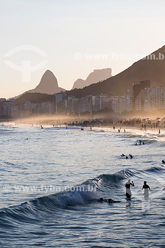  Subject: Copacabana Beach viewed from Leme Beach with the Morro Dois Irmaos (Two Brothers Mountain) and Rock of Gavea in the background / Place: Copacabana neighborhood - Rio de Janeiro city - Rio de Janeiro state (RJ) - Brazil / Date: 03/2014 