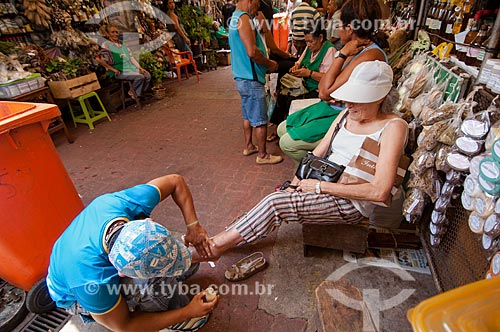  Subject: Man passing a cream in foot of woman of Ver-o-Peso Market / Place: Belem city - Para state (PA) - Brazil / Date: 10/2010 