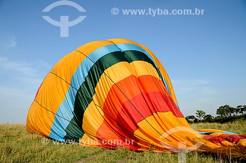  Subject: Balloon deflating after tourist flight in Maasai Mara National Reserve / Place: Rift Valley - Kenya - Africa / Date: 09/2012 