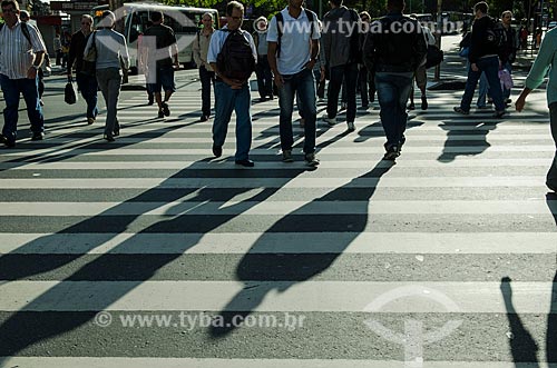  Subject: Pedestrians crossing the Rio Branco Avenue / Place: City center neighborhood - Rio de Janeiro city - Rio de Janeiro state (RJ) - Brazil / Date: 10/2013 