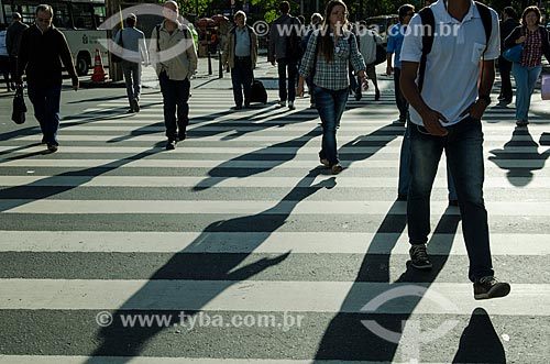  Subject: Pedestrians crossing the Rio Branco Avenue / Place: City center neighborhood - Rio de Janeiro city - Rio de Janeiro state (RJ) - Brazil / Date: 10/2013 