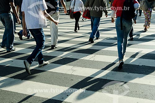  Subject: Pedestrians crossing the Rio Branco Avenue / Place: City center neighborhood - Rio de Janeiro city - Rio de Janeiro state (RJ) - Brazil / Date: 10/2013 