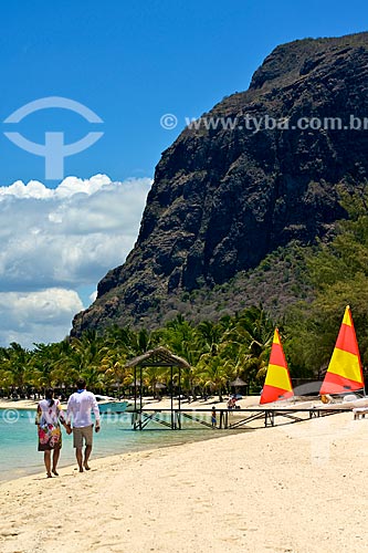  Subject: Couple walking in beach with the mountain - Le Morne Brabant Peninsula - in the background / Place: Riviere Noire District - Mauritius - Africa / Date: 11/2012 