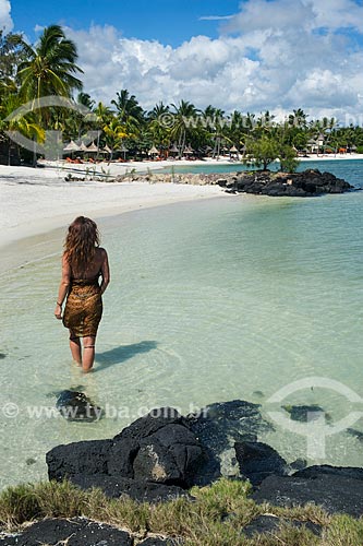  Subject: Woman walking in beach near to Prince Maurice Resort / Place: Flacq district - Mauritius - Africa / Date: 11/2012 