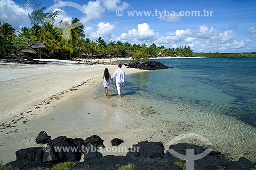  Subject: Couple walking in beach near to Prince Maurice Resort / Place: Flacq district - Mauritius - Africa / Date: 11/2012 