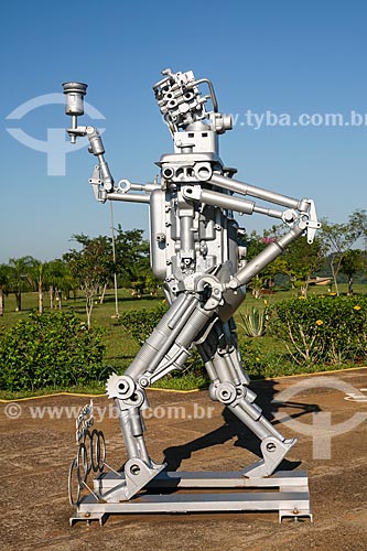  Subject: Man of Steel sculpture - monument to barrageiros who helped in build the plant -  Itaipu Hydrelectric Plant / Place: Foz do Iguacu city - Parana state (PR) - Brazil / Date: 05/2008 