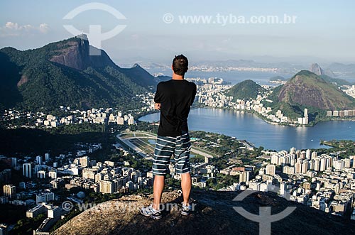  Subject: Man observing the landscape from Morro Dois Irmaos (Two Brothers Mountain) / Place: Rio de Janeiro city - Rio de Janeiro state (RJ) - Brazil / Date: 02/2014 