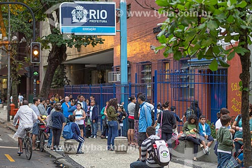  Subject: Students - entrance of Castel Nuovo Municipal School - Francisco Otaviano Street, 105 / Place: Copacabana neighborhood - Rio de Janeiro city - Rio de Janeiro state (RJ) - Brazil / Date: 05/2014 