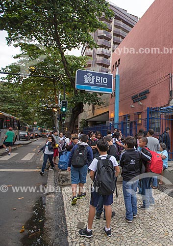  Subject: Students - entrance of Castel Nuovo Municipal School - Francisco Otaviano Street, 105 / Place: Copacabana neighborhood - Rio de Janeiro city - Rio de Janeiro state (RJ) - Brazil / Date: 05/2014 