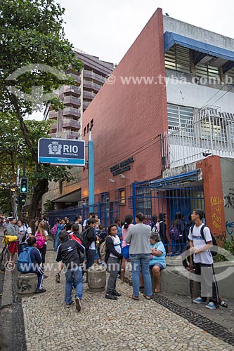  Subject: Students - entrance of Castel Nuovo Municipal School - Francisco Otaviano Street, 105 / Place: Copacabana neighborhood - Rio de Janeiro city - Rio de Janeiro state (RJ) - Brazil / Date: 05/2014 