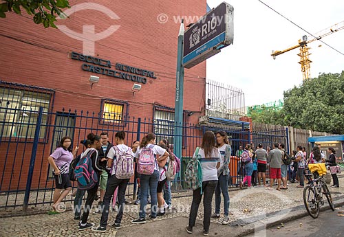  Subject: Students - entrance of Castel Nuovo Municipal School - Francisco Otaviano Street, 105 / Place: Copacabana neighborhood - Rio de Janeiro city - Rio de Janeiro state (RJ) - Brazil / Date: 05/2014 