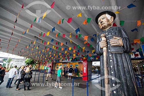  Subject: Box office of Luiz Gonzaga Northeast Traditions Centre with statue of Padre Cicero / Place: Sao Cristovao neighborhood - Rio de Janeiro city - Rio de Janeiro state (RJ) - Brazil / Date: 05/2014 