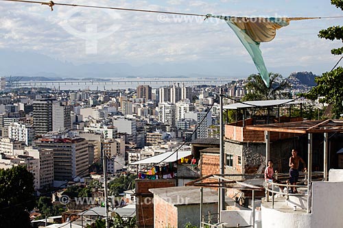  Subject: Children playing with kite at Salgueiro Slum with Tijuca in the background / Place: Tijuca neighborhood - Rio de Janeiro city - Rio de Janeiro state (RJ) - Brazil / Date: 07/2014 