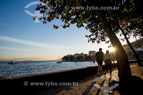  Subject: People walking on the sidewalk of Joao Luis Alves Avenue / Place: Urca neighborhood - Rio de Janeiro city - Rio de Janeiro state (RJ) - Brazil / Date: 07/2014 