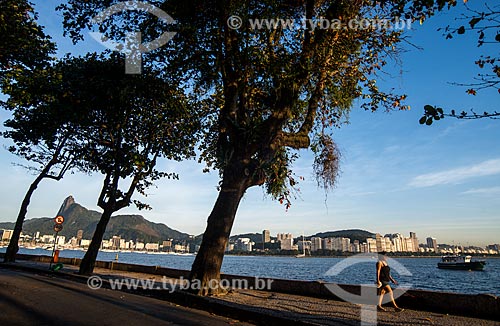  Subject: People walking on the sidewalk of Joao Luis Alves Avenue / Place: Urca neighborhood - Rio de Janeiro city - Rio de Janeiro state (RJ) - Brazil / Date: 07/2014 