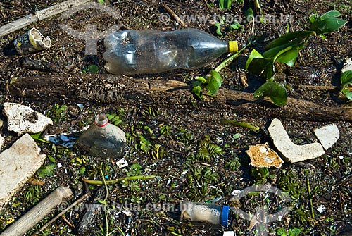  Accumulation of garbage on the banks of Lake Guaiba in the docks area  - Porto Alegre city - Rio Grande do Sul state (RS) - Brazil