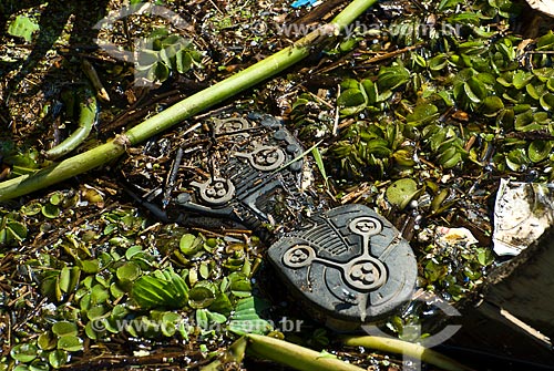  Accumulation of garbage on the banks of Lake Guaiba in the docks area  - Porto Alegre city - Rio Grande do Sul state (RS) - Brazil