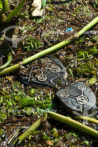  Accumulation of garbage on the banks of Lake Guaiba in the docks area  - Porto Alegre city - Rio Grande do Sul state (RS) - Brazil