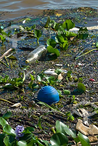  Accumulation of garbage on the banks of Lake Guaiba in the docks area  - Porto Alegre city - Rio Grande do Sul state (RS) - Brazil