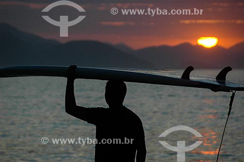  Surfer on Copacabana Beach at sunrise  - Rio de Janeiro city - Rio de Janeiro state (RJ) - Brazil